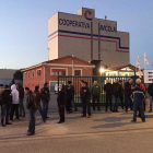 Los trabajadores de los mataderos de Cobur en huelga a primera hora de la mañana de ayer.-ECB