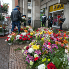 Los puestos de flores de Plaza España vuelven a tener la demanda de hace dos años. TOMÁS ALONSO