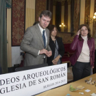 El concejal de Cultura, Fernando Gómez, y el alcalde, Javier Lacalle, atienden a las explicaciones de la arqueóloga Fabiola Monzón.-ICAL