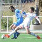 Guti pugna por un balón con un jugador con un defensor del Villaralbo en el choque de ayer-Israel L. Murillo