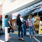 Personas hacen fila durante la jornada de votación anticipada para las elecciones 2018 en California . Votantes alrededor del país eligen a sus representantes locales, estatales y nacionales-EFE/EUGENE GARCIA / EPA