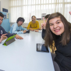 Cuatro adolescentes desarrollan una actividad con tablet junto a su profesora en el centro El Alba.-ISRAEL L. MURILLO