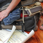 Una joven burgalesa hace las maletas en busca de un mejor porvenir laboral fuera de España.-ISRAEL L. MURILLO