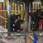 Los bomberos inspeccionan el lugar de la explosión en Oruro.-JUAN KARITA / AP