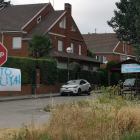 Los carteles añaden críticas sobre el olvido institucional del barrio