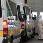 Ambulancias y personal sanitario en la zona de Urgencias del HUBU esta semana. RAÚL OCHOA