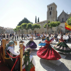 El grupo de danzas de Mari Ángeles Sáiz, esta mañana amenizando la espera hasta que salga la procesión.-SANTI OTERO