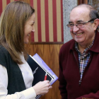 Gema Conde y Antonio Fernández Santos conservan de forma distendida en el transcurso de un Pleno municipal.-RAÚL G. OCHOA