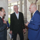 (De i. a dch.) Ángel Guerra y Lars Hursveit charlan con Ricardo Pizarro (gerente de Sodebur) en San Agustín.-R. OCHOA