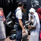 La policía francesa controla a unas mujeres antes del evento organizado en favor del burkini.-REGIS DUVIGNAU
