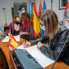 La alcaldesa de Aranda, Raquel González, firma el acuerdo. ICAL