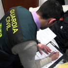 Un agente de la Guardia Civil en pleno trabajo.-EFE