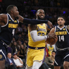 Lebron James protege el balón durante el partido contra los Nuggets de Denver-X02835