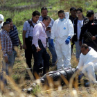 Los nueve cuerpos pertenecen a 18 hombres y una mujer.-AFP