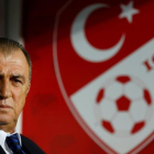 Fatih Terim, conocido como el Emperador, lanza una de sus terribles miradas-REUTERS / MURAD SEZER