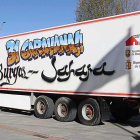 Imagen del camión con la ayuda humanitaria, ayer en el paseo de la Sierra de Atapuerca.-E. R.