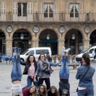 Un grupo de jóvenes turistas se fotografía de manera original en la Plaza Mayor de Salamanca-Ical