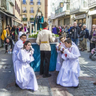 Jóvenes costaleros se disponen a levantar el paso de la Virgen del Socorro en la calle Avellanos.-ISRAEL L. MURILLO