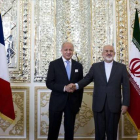 Los ministros de Exterior iraní y francés, Mohammad Javad Zarif (derecha) y Laurent Fabius (izquierda) se dan la mano antes de su reunión en Teherán este miércoles.-Foto: AFP/ ROUZ MEHRI