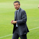 El presidente del Barça, Josep Maria Bartomeu, y el director deportivo, Andoni Zubizarreta, en el césped del Camp Nou.-Foto: FC BARCELONA