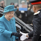 La reina Isabel acude a la inauguración del centro contra ciberataques.-REUTERS / HANNAH MCKAY