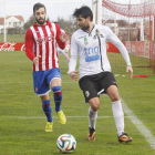 Carlos Quesada controla el balón durante un partido.-ECB