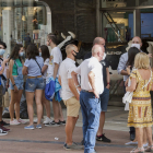 Varios grupos de personas ayer frente a un comercio del centro de Burgos. ISRAEL L. MURILLO