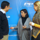 Irene Cortés (dch.) charla con la diputada nacional Sandra Moneo y el concejal Jorge Castro.-E. M.