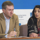 Javier Lacalle y Gloria Bañeres durante la rueda de prensa para presentar el acuerdo de 19 compromisos.-ISRAEL L. MURILLO