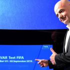El presidente de la FIFA, Gianni Infantino, ante una pantalla utilizada en el sistema VAR, durante la rueda de prensa de este viernes en Bari.-AFP / ALBERTO PIZZOLI