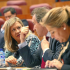 Pilar del Olmo habla con De Santiago-Juárez durante el pleno de ayer-ICAL