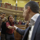 El líder de PSOE, Pedro Sánchez, saludando al secretario general de Podemos, Pablo Iglesias, en el Congreso.-PACO CAMPOS / EFE