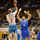 Kravtsov no puede evitar la canasta de Simons, ayer.-ACB PHOTO / X. CORTIZO