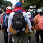Durante la tarde del domingo, cientos de salvadoreños habían cruzado la frontera hacia Guatemala.-EL PERIÓDICO