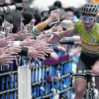 Sagan saluda al público japonés, el sábado pasado, en Saitama.-AFP / TOSHIFUMI KITAMURA