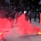 Enfrentamientos entre manifestantes y policía, esta madrugada frente al Parlamento griego, en Atenas.-AFP / LOUISA GOULIAMAKI