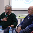 El expresidente uruguayo Jose Mujica y el escritor uruguayo Mauricio Rosencof participan durante la presentacion de la pelicula La noche de 12 anos en Buenos Aires, Argentina.-PABLO RAMÓN (EFE)