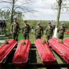 Un soldado custodia los féretros de varios de los soldados del Ejército Rojo muertos durante la Segunda Guerra Mundial.-Foto:   REUTERS / EDUARD KORNIYENKO
