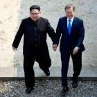 El líder de Corea del Norte Kim Jong-un con el presidente de Corea del Sur Moon Jaein en la línea fronteriza de los dos países durante la histórica cumbre.-AP