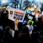 Un grupo de manifestantes expresan su apoyo ante la Casa Blanca a los niños transgénero.-REUTERS / JONATHAN ERNST