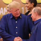 Trump y Putin se saludan en la cumbre Asia-Pacífico celebrada en Vietnam.-/ AFP