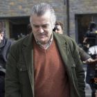 El extesorero del PP Luis Bárcenas, este lunes, tras firmar en el juzgado de Vielha.-Foto: EFE / ALEJANDRO GARCÍA