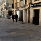 Personas paseando por el centro de Burgos. S. L. C.