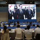 Los periodistas siguen desde la sala de prensa la llegada del presidente del Gobierno español en funciones, Mariano Rajoy (i), al aeropuerto Internacional de Hangzhou Xiaoshan, para participar en la cumbre del G20.-EFE / JUAN CARLOS HIDALGO