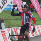 Arsenio González entra triunfador en la meta de Torrelavega.-