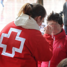 Una voluntaria Cruz Roja, durante una de las actividades que organiza la organización.-ECB