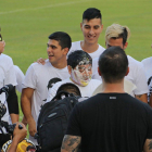 Antes de empezar el trabajo del día, los futbolistas del equipo de la división de Ascenso se presentaron con camisetas blancas con el rostro joven de Maradona y la leyenda Feliz cumpleaños.-AFP