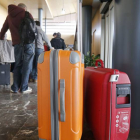 Viajeros listos para salir a otro destino en el aeropuerto de Burgos.-RAÚL G. OCHOA