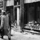 Tienda judía, destrozada durante la Noche de los cristales rotos, en Berlín, en noviembre de 1938.-