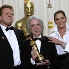 Arthur Hiller, con el Oscar, entre los protagonistas de 'Love Story' Ryan O'Neal y Ali McGraw.-REUTERS / MIKE BLAKE